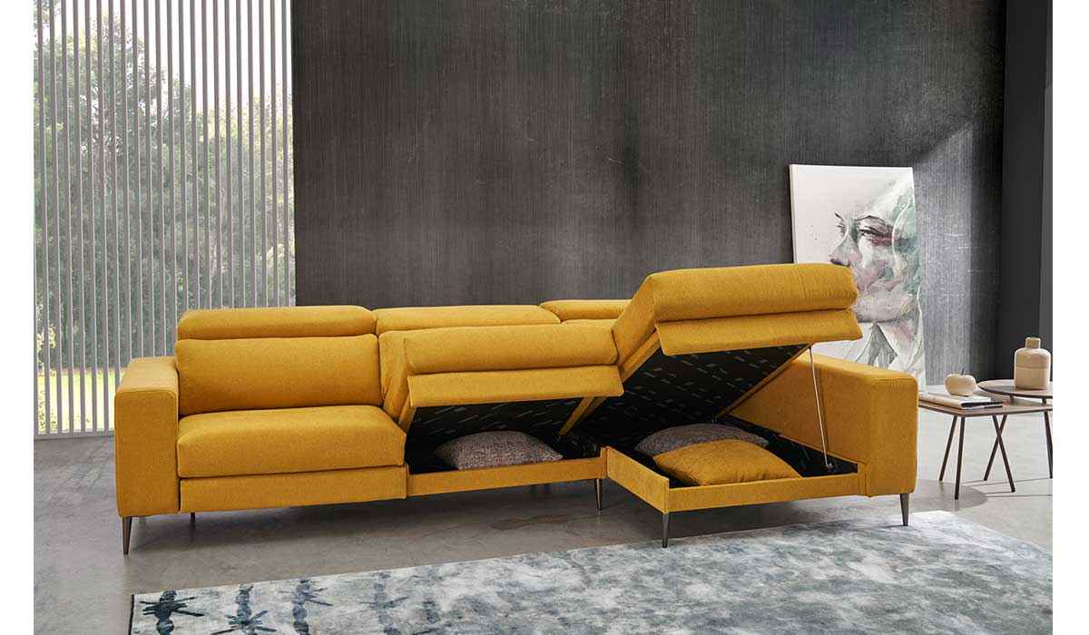 sofá color mostaza
