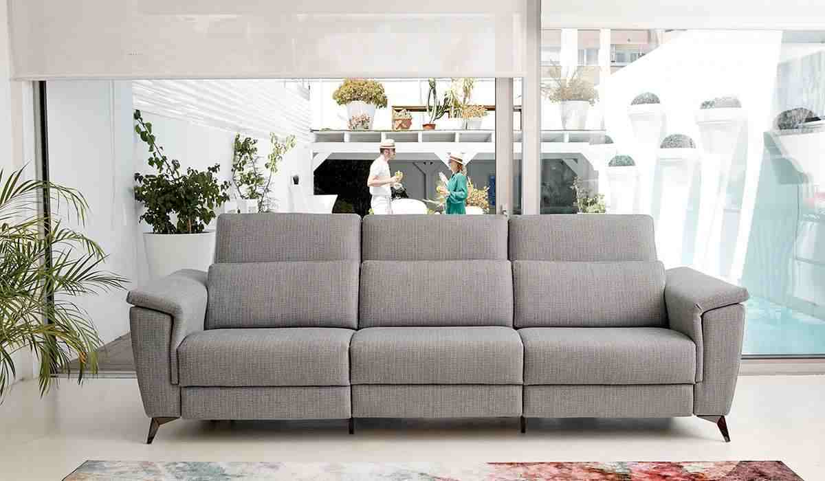 sofá y ventanal