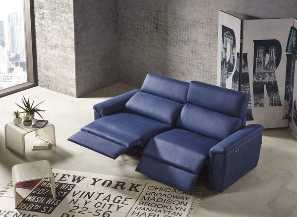 sofá azul oscuro