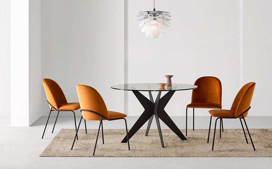 mesa y sillas naranjas