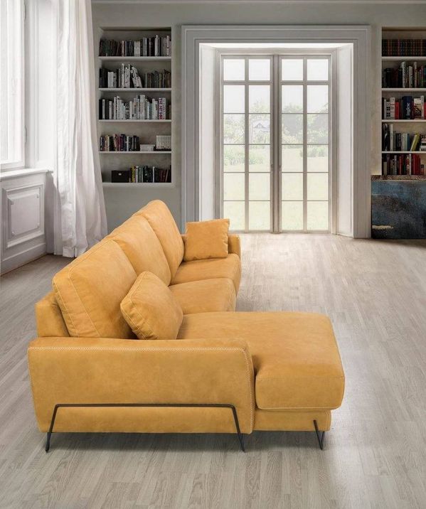 sofá amarillo