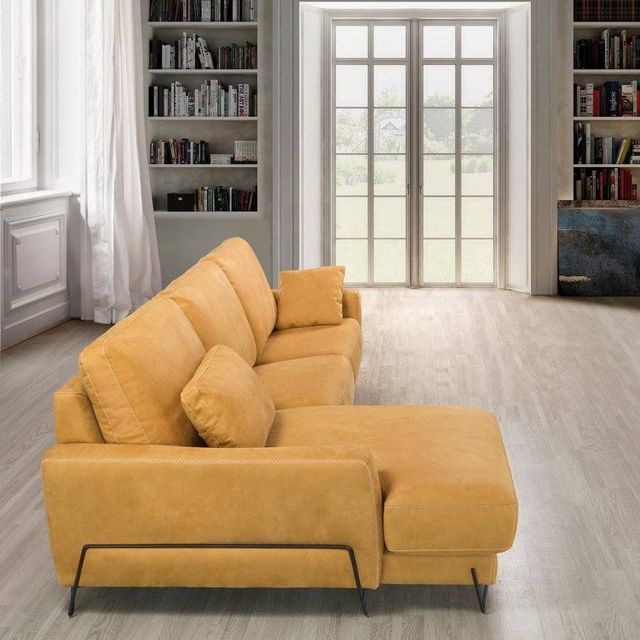 sofá amarillo