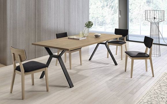 mesa y silas