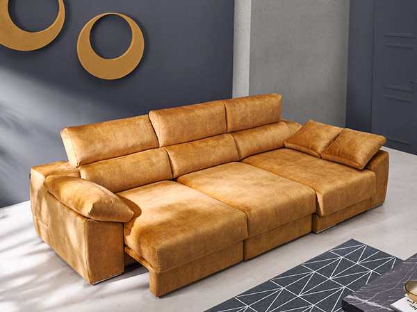 sofá tapizado en dorado