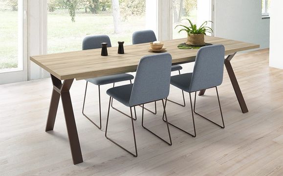 mesa y sillas azules