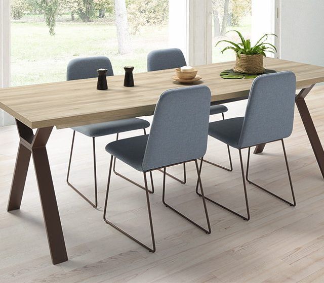 mesa y sillas azules