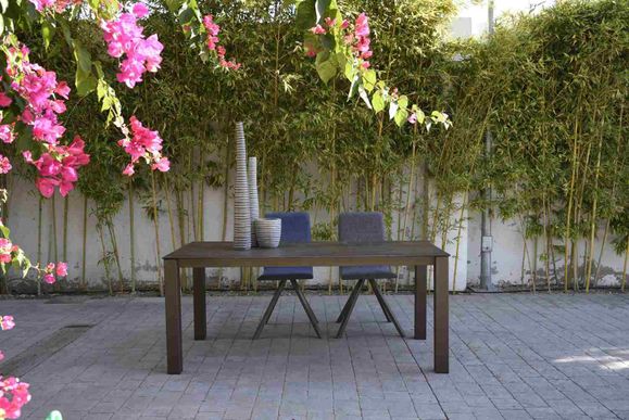 mesa en el jardín
